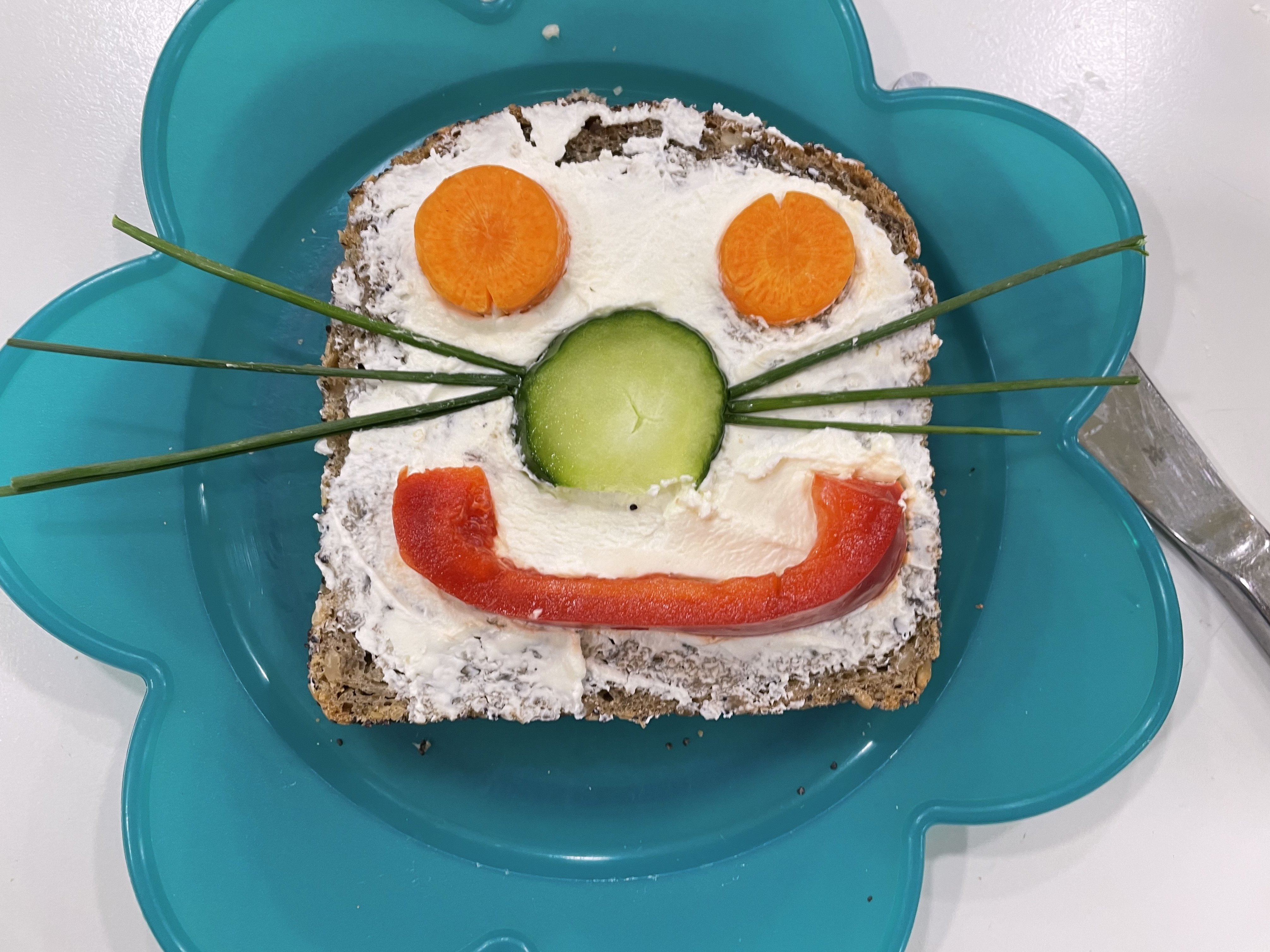 Gesicht aus Brot und Gemüse